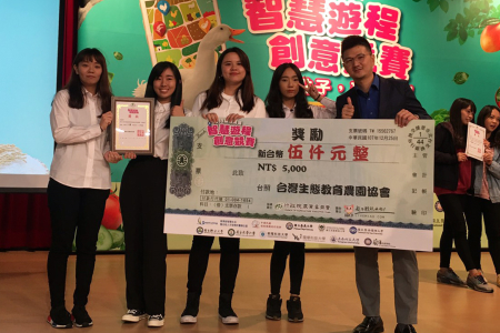 龍華科大觀光系羅印呈老師指導學生，以「探索慢活森林王國」獲導覽遊程組三獎佳績。