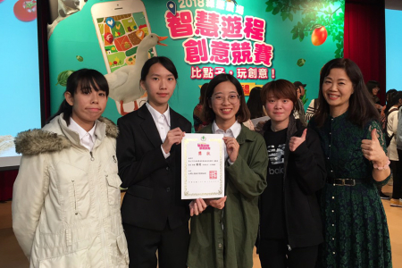龍華科大觀光系鍾涓涓老師與獲得優選獎學生合影。
