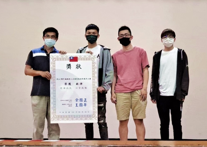 龍華科大資網系洪崇夏、張品宏及陳睿綺,參加2021飆機器人全國智能創新應用大賽,榮獲在Micro: AI智慧小車遙控競速大專組銀牌。