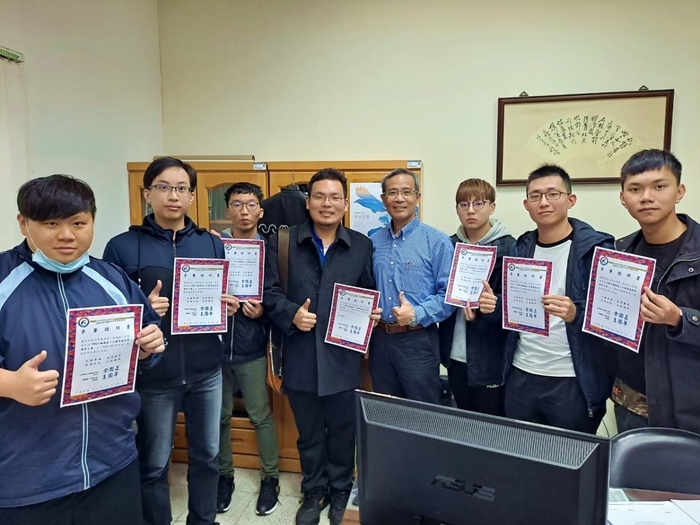 龍華科大資網系獲獎團隊與指導老師合影。