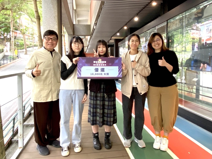 龍華科大文創系獲獎學生團隊與系主任黃苾芬(右)，指導老師梁朝棟(左)開心合影。圖片