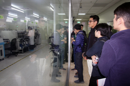 研討會人員參觀3D數位電路板設計暨智慧製造類產線工廠，瞭解學校的豐碩能量。