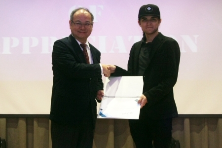 龍華科大校長葛自祥(左)，致贈研討會講師聘書給受邀演講的國際級電競大師。