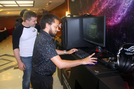 GDC國際級講師對會場贊助商陳展的最新電競硬體展現高度興趣。