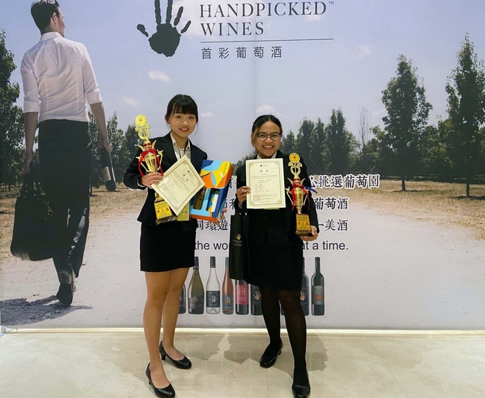 2020首彩盃澳洲葡萄酒國際競賽,龍華科大觀休系學子獲第二名、三名,表現出色。