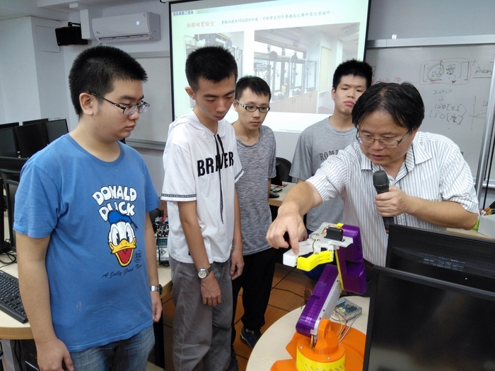 「STEM領域學士後專班」針對非理工領域學生，量身設計適合程度且實用的課程。