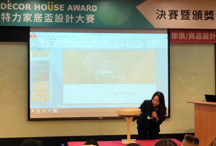 學生在決審現場進行簡報。