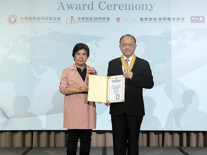 林宗新副教授(右)獲頒國際傑出發明家學術國光獎章。（台灣國際發明得獎協會提供）