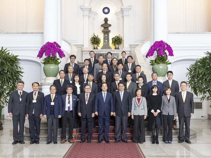 第二十屆國際傑出發明家獎全體獲獎人晉見總統並合影。（總統府提供）