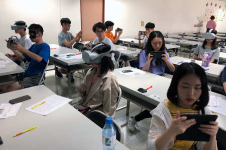 龍華科大協助桃園監理站運用VR+手遊推廣安全駕駛，降低機車新手事故肇生機率。(圖由桃園監理站提供)