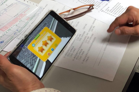 桃園監理站將龍華科大開發的手機APP遊戲納入虛擬道路考試項目，提供考生實際路考預先練習。(圖由桃園監理站提供)