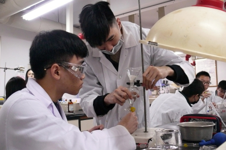 龍華科大化工科實驗課程，導入證照術科模擬試題，輔導五專生考取證照。
