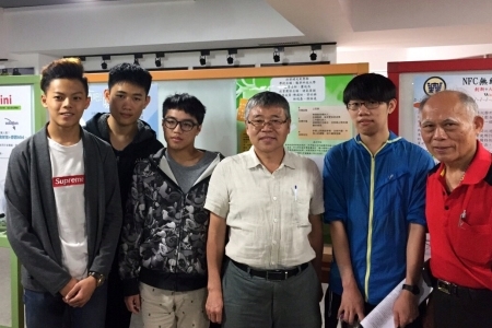 龍華科大五專生林瑞嘉、陳威恒及張詠堯(左1至3)，獲新創團隊選秀競賽12萬創業基金。