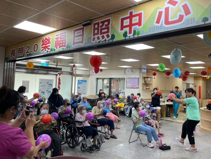 師生團隊前進樂生，與院民歡喜進行極球運動促進健康。