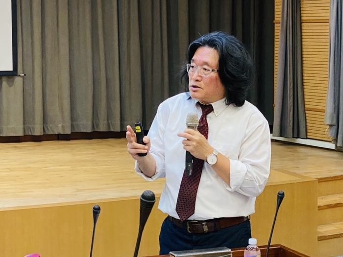東海大學何萬順講座教授以《「雙語國家」政策與英語教師因應之道》為題專題演講。