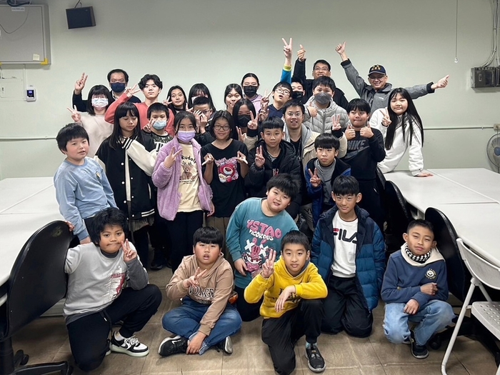 龍華科大資管系藍鵲資訊志工團隊，引領桃市壽山國小學童體驗光環板科技應用。圖片