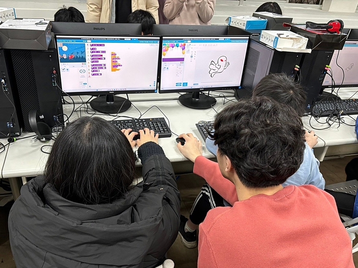 龍華USR團隊營隊課程設計豐富多樣的科技學習活動，增進學童運算思維能力。圖片