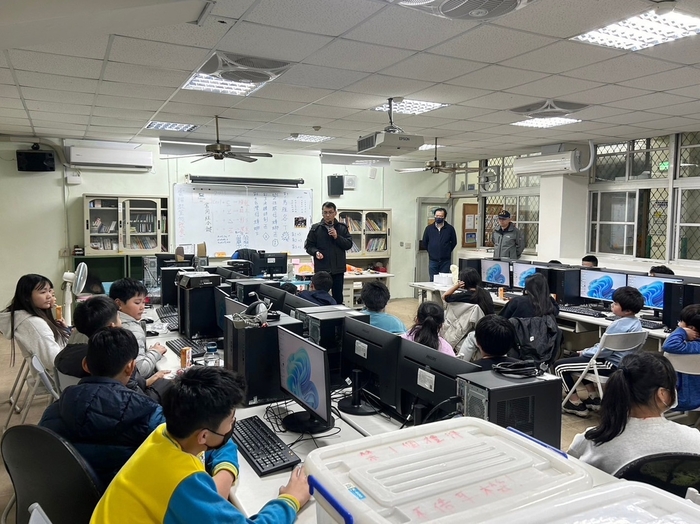 龍華USR團隊以寓教於樂的方式，提升學童科技運用能力與資訊素養。圖片