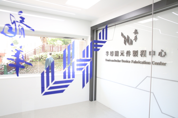 龍華科大半導體元件製程中心提供學生扎實的實作訓練，培養升學與研發所需的專業能力。