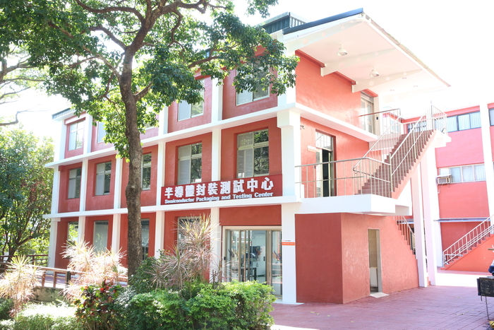 龍華科大半導體封裝測試中心結合產業實務與教學資源，成為電子科學生邁向研究所與高科技產業的重要後盾。