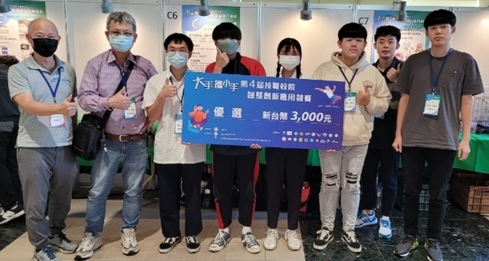 電子系吳常熙、王勝石和泰山高中陳致中老師,與獲得優選的學生團隊合影。