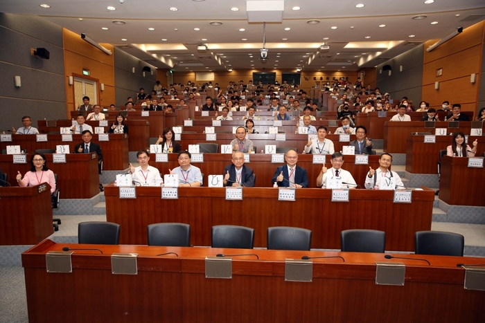 Lunghwa held a Forum on Semiconductor Industry Trends and Outlook to discuss industrial development and talent cultivation.