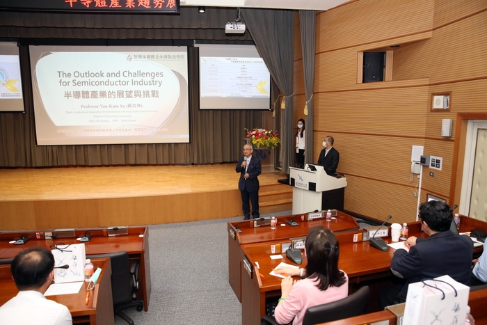 成大智慧半導體學院蘇炎坤院長認為,台灣半導體公司在拿捏產業發展與地緣政治下的尺度,必須格外謹慎。