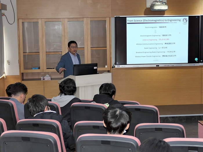 Professor Qiang Chen from Tohoku University delivers a lecture on “Antennas: Fundamentals and Application.”