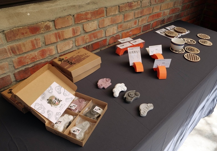 文創系師生團隊運用日式鬼瓦、十三溝面磚等樂生院區建築特色，設計實用生活小物。