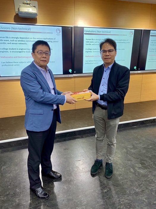 陳副校長致贈紀念品，感謝陳強教授分享最新研究結果。