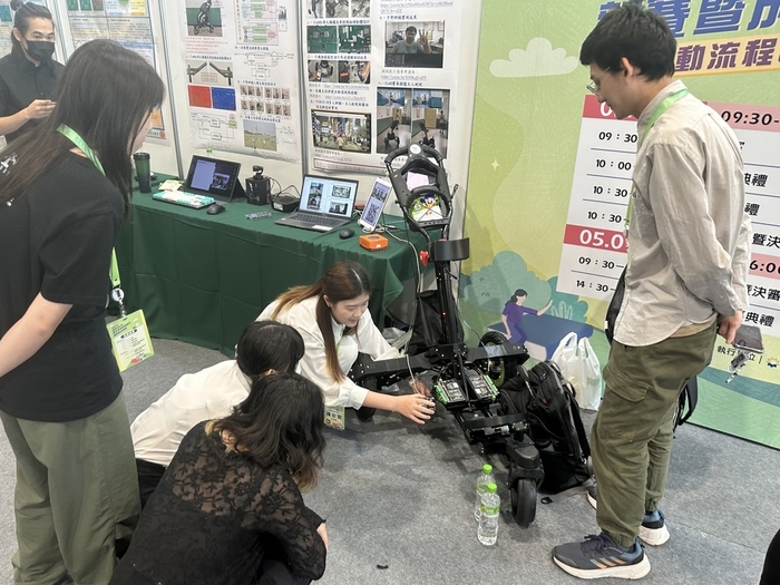 吳常熙師生團隊研製出「具高爾夫球落點定位與跟隨之Caddy車系統之研製」作品。
