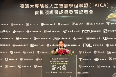 龍華科大資管系陳玟卉獲選TAICA成果典禮全國5位學生代表之一,並為唯一來自私立科技大學的學生,於典禮中分享AI跨域學習成果。