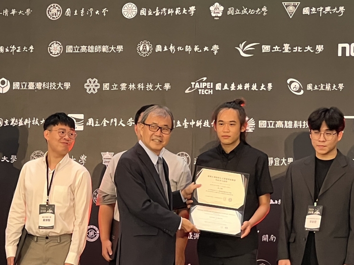 教育部長鄭英耀頒發TAICA學程證書予龍華科大電子工程系碩士班匡立恆。匡立恆同時取得「人工智慧探索應用」及「人工智慧自然語言技術」兩張學程證書，為全國首批僅4位取得雙證書的學生之一。