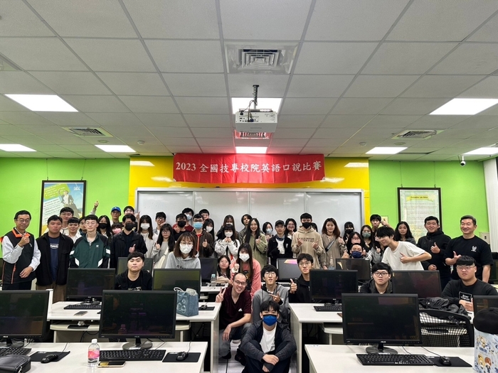 全國技專校院英語口說比賽，參賽選手與指導老師合影。