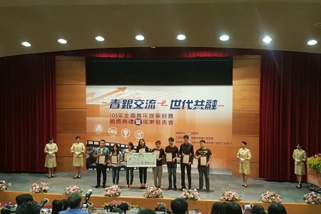 圖為龍華科大資管系學生團隊榮獲創意商品組佳作及獎金5000元。