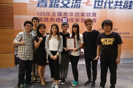 圖為龍華科大陳佳莉老師(左3)與學生獲獎團隊合影。