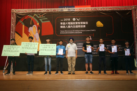 龍華科大獲得「競速自走車」大專組第1、2名及國際組第1名。