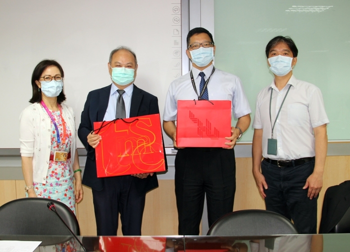 龍華科大、台積電互贈紀念品並合影。