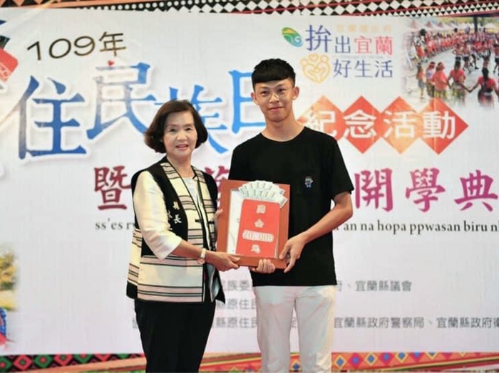 「原鄉很美很好玩創意短片」競賽,龍華科大觀休系林子祐榮獲第一名殊榮,由宜蘭縣長林姿妙頒獎肯定。