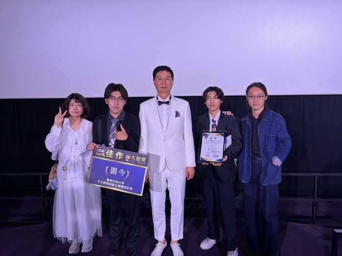 龍華科大學生跨域共創《圍今》榮獲第六屆《大和獎》微電影競賽佳作，圖為學生代表合影。