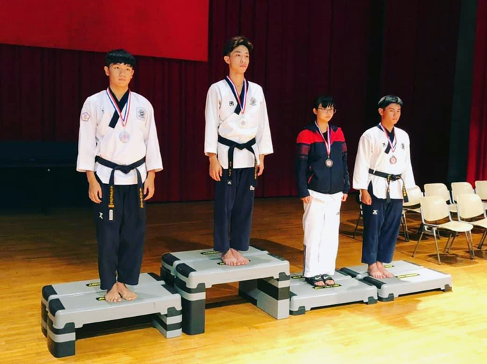 龍華科大應外系游秩勝(左)，參加全國大學跆拳道武鬥祭，獲得男子個人品勢亞軍。圖片
