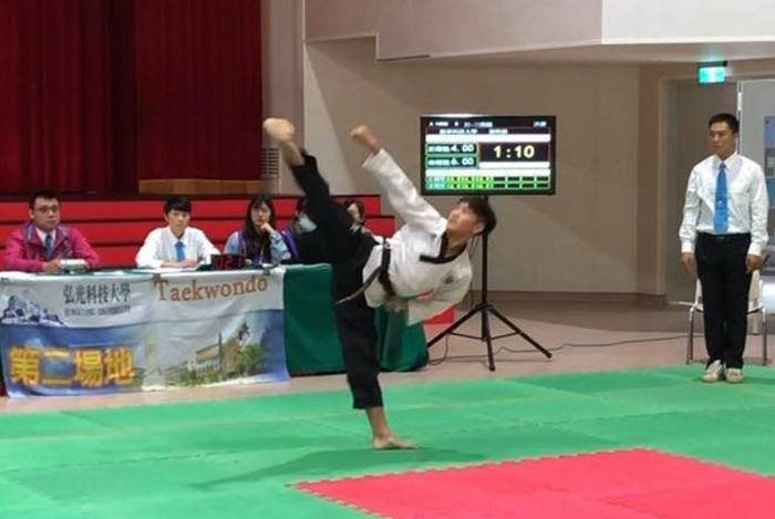 游秩勝在全國大學跆拳道武鬥祭中，表現沉穩，動作扎實。圖片