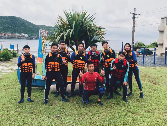 龍華科大文創系林建志師生團隊前往北海岸龍洞潛水，從中體驗碳纖蛙鞋給設計師的感受，找尋設計靈感與元素。圖片