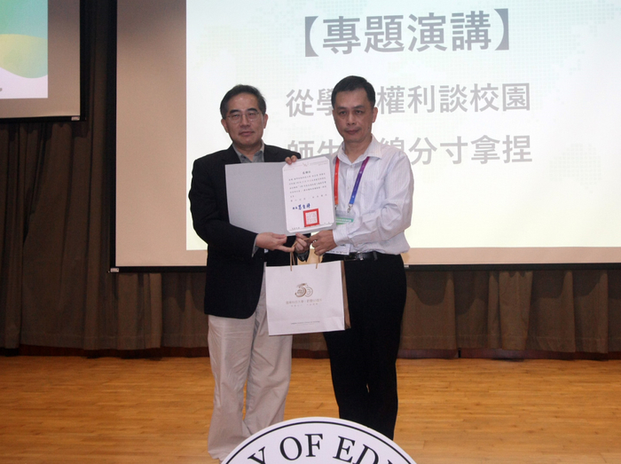龍華科大王延年學務長致贈感謝狀。