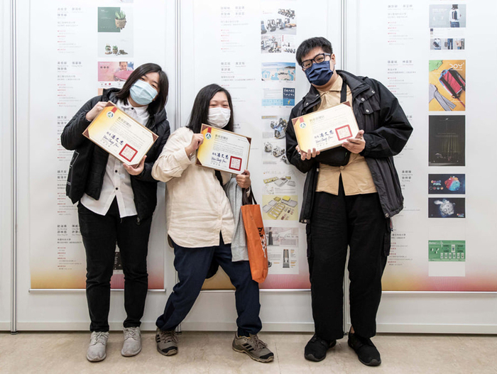 龍華文創系學子與獲獎作品背板合影。圖片