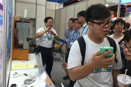圖為龍華科大化材系劉沖明教授進行「高電場電漿產生器及冷藏裝置」現場說明。