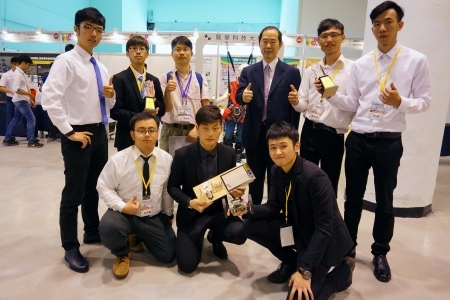 龍華科大機械系李聯旺副教授(後排左三),致力創新發明,當選2017中華創新發明學會國際會士,日前獲邀入府晉見並提供建言。