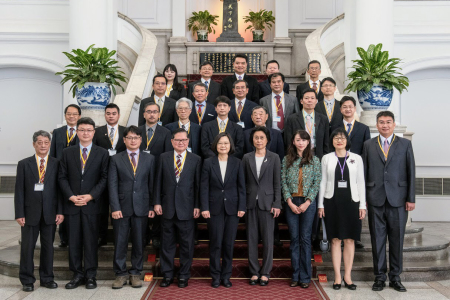 蔡英文總統接見2017第十三屆國際傑出發明家獎得獎者,肯定其致力創新發明與貢獻。(總統府提供)