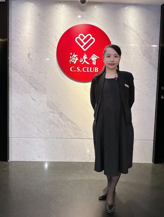 觀休系畢業校友彭榆晴在海峽會實習，畢業後留任正職並晉升主任。