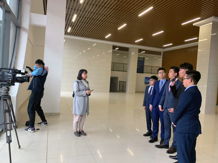 龍華科大五專生揚名兩岸,獲獎後接受媒體採訪。